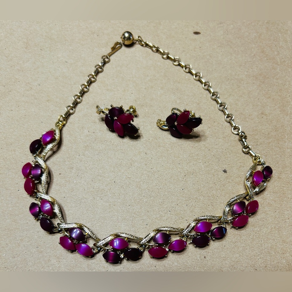 Necklace/choker with earrings, screw backs. Like new condition.